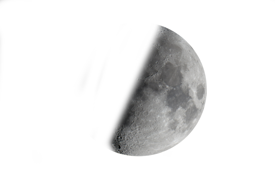 Mond vor dunklem Nachthimmel.